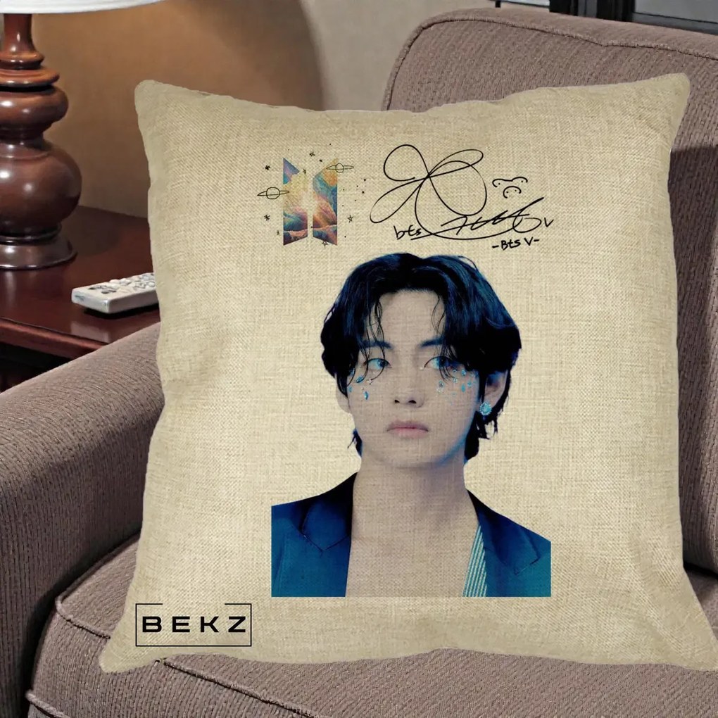 Perna Personalizata K-pop BTS V Taehyung Portret cu Autograf, 40x40 cm, Crem, Husa Detasabila, Perna Inclusa, BEKZ®