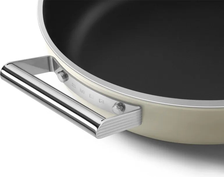 Oală joasă cu capac Smeg DPF2812CRM, 28 cm, 4,3 l, acoperire ceramică antiaderentă, potrivită pentru cuptor până la 250 °C, fără PFAS, compatibilă cu plitele cu inducție, culoare crem
