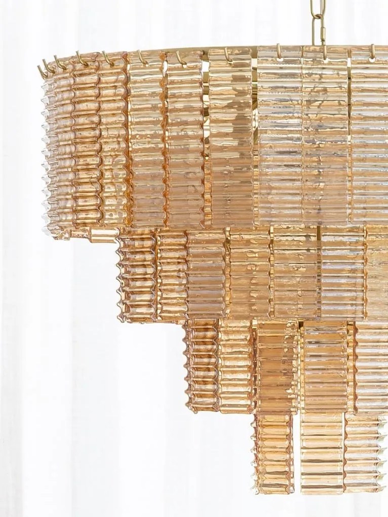 Lustră din sticlă și alamă aurie cu structură piramidală și elemente din sticlă suspendate în cascadă, 53 × 65 cm, „Versalia"