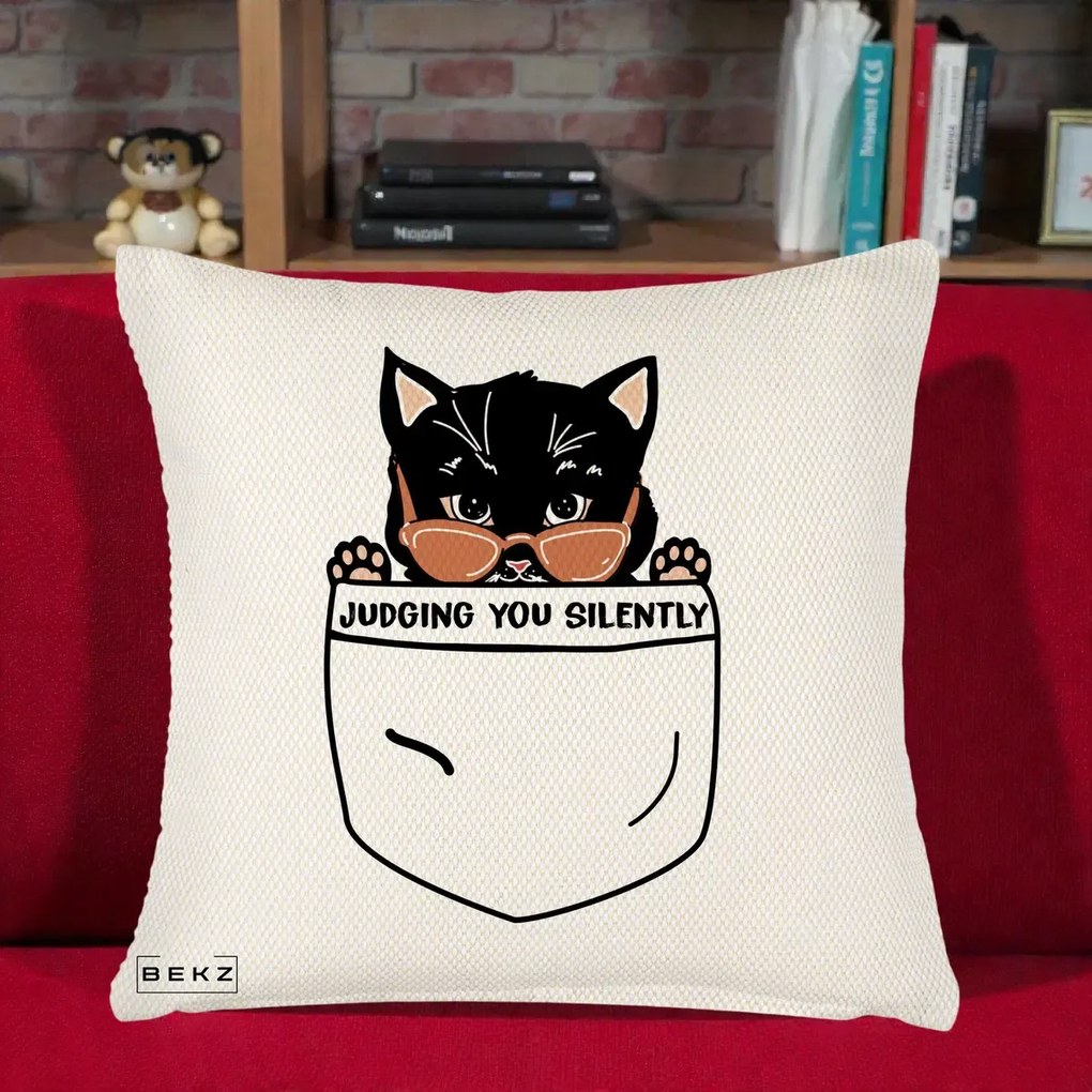 Perna Decorativa Judging You Silently Pisica Buzunar, 40x40 cm, Crem Reliefat, Husa Detasabila, Perna Inclusa, BEKZ®