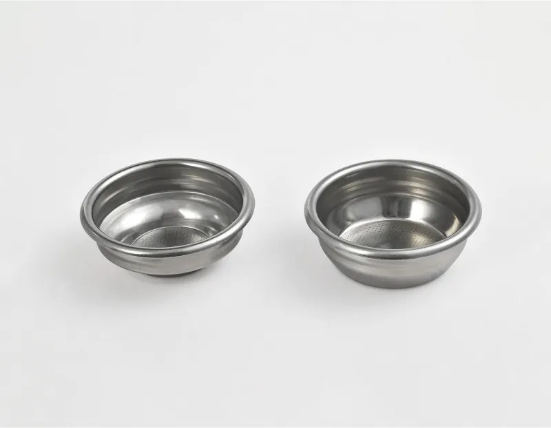 La mâna a doua: Espressor manual cu rasnita incorporata Finlux FEM-1935D, 2450W, Pompa italiana ULKA 20 bar, 2.2 Ș, 250 g, Cafea boabe si macinata, Spumare lapte, Ecran tactil, Inox