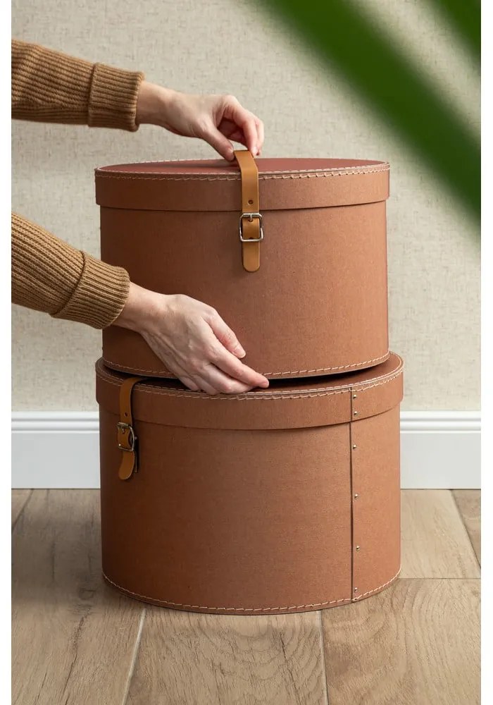 Cutii de depozitare maro 2 buc. din carton cu capac, decorative ø 37,5x25 cm Rut Restore Paper Laminate – Bigso