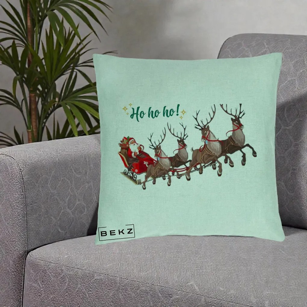 Perna Decorativa Ho Ho Ho Mos Craciun cu Sanie si Reni, 40x40 cm, Verde Menta, Husa Detasabila, Perna Inclusa, BEKZ®