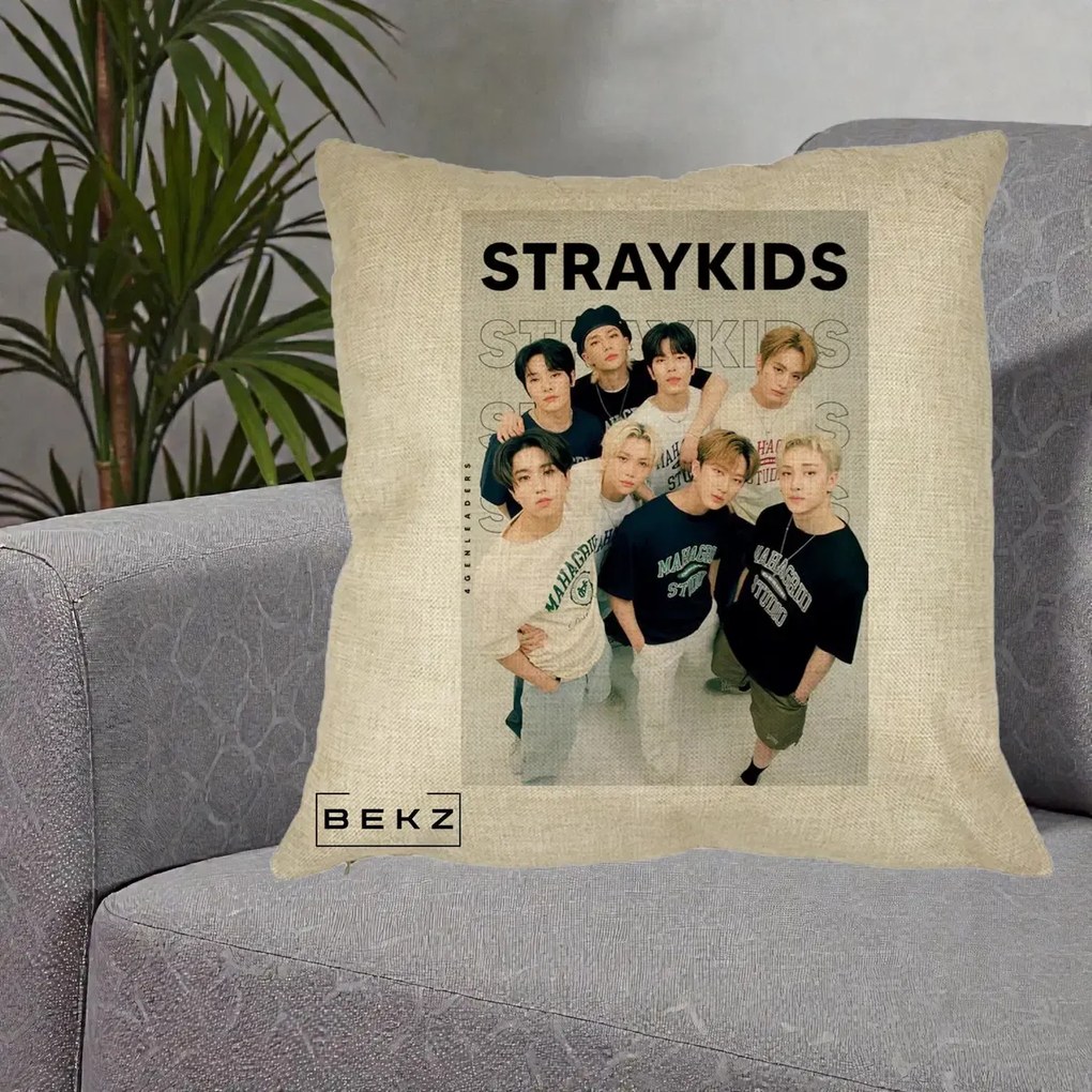 Perna Personalizata K-pop Stray Kids STRAYKIDS Alb-Negru cu Foto Grup, 40x40 cm, Crem, Husa Detasabila, Perna Inclusa, BEKZ®