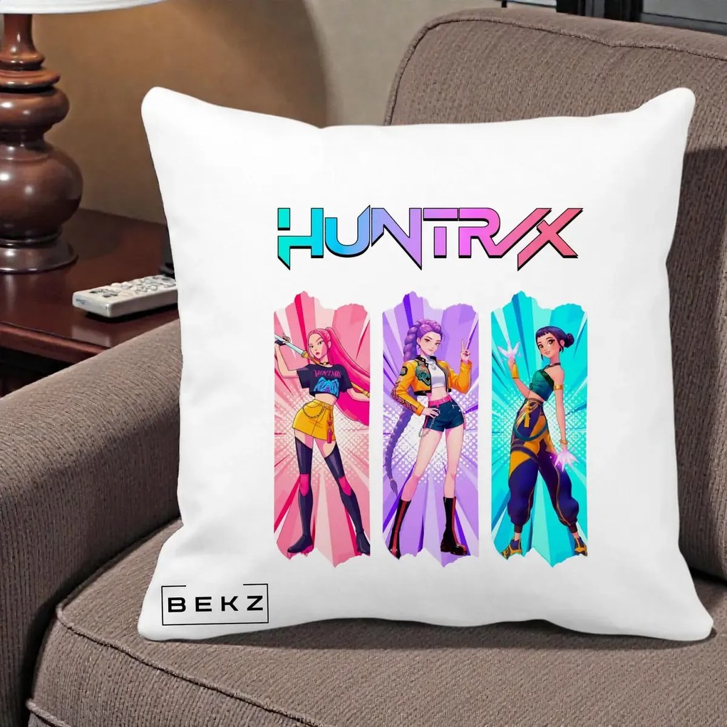 Perna Personalizata K-pop HUNTRX Trio cu Pisica in Benzi, 40x40 cm, Alba Mata, Husa Detasabila, Perna Inclusa, BEKZ®