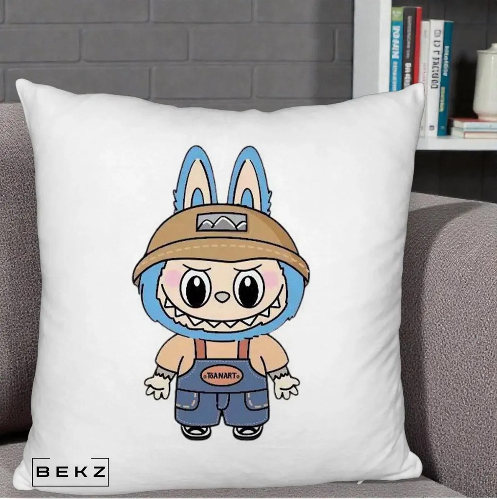 Perna Personalizata Labubu Toanart Blugi, 40x40 cm, Alb Pufos, Husa Detasabila, Perna Inclusa, BEKZ®