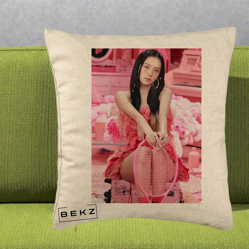 Perna Personalizata K-pop BLACKPINK Jisoo Pink Room, 40x40 cm, Bej, Husa Detasabila, Perna Inclusa, BEKZ®