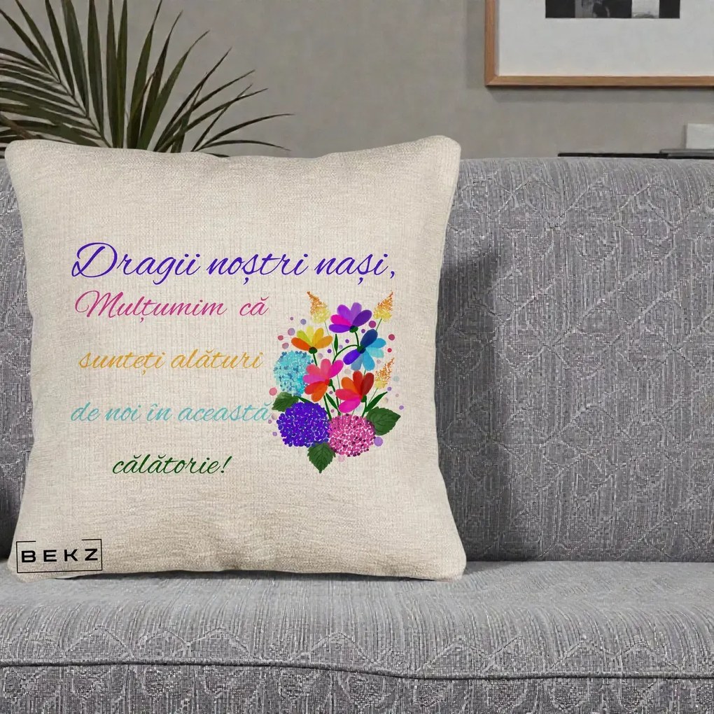 Perna personalizata nasi: Dragii nostri nasi, multumim, text colorat, 40x40 cm cu Umplutura, Bej Canapea, BEKZ
