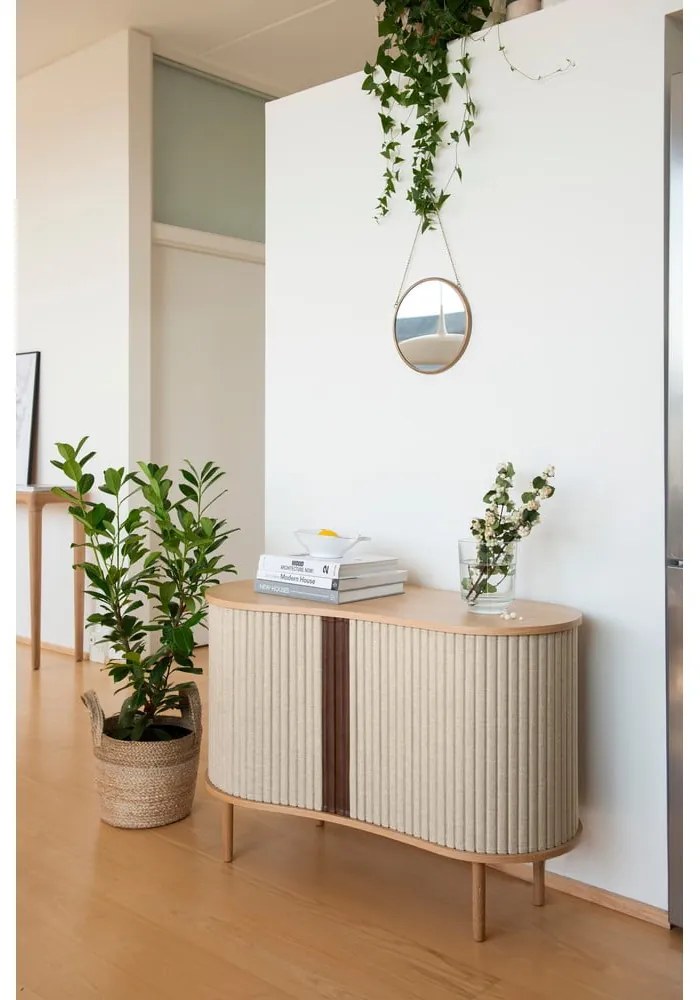 Comodă bej/în culoare naturală joasă cu aspect de lemn de stejar cu ușă glisantă 100x67 cm Audacious – UMAGE