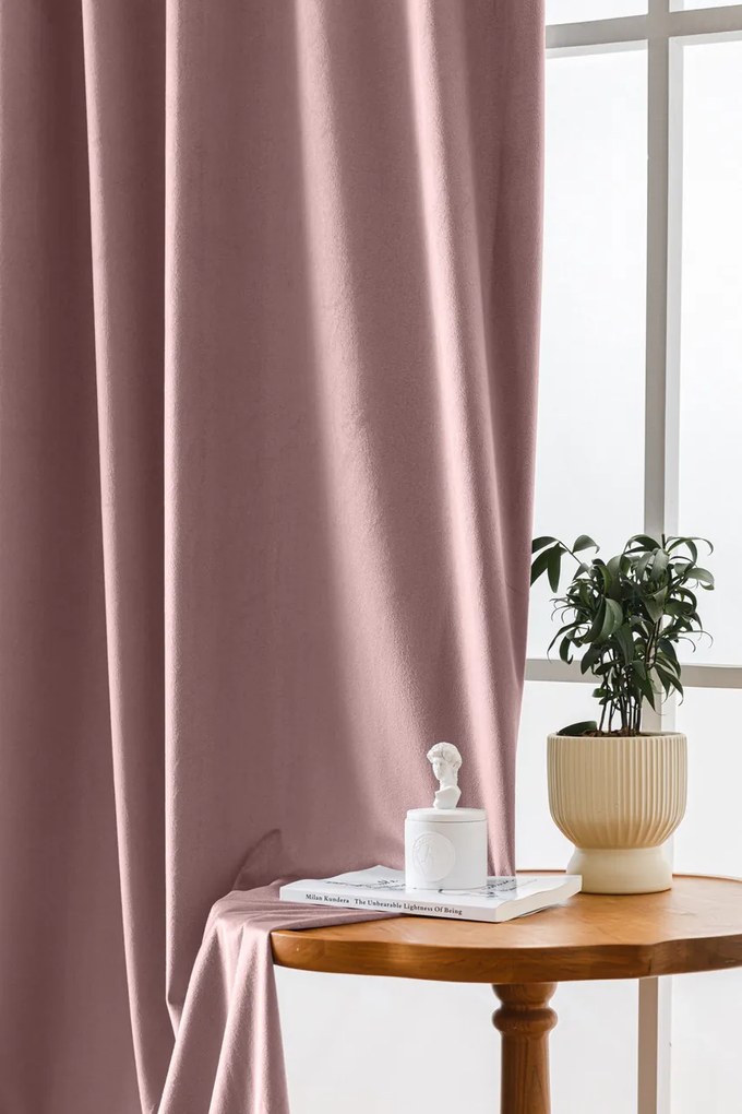 Draperie opaca violet deschis VELVET 135x250 cm Agățat: Inele metalice