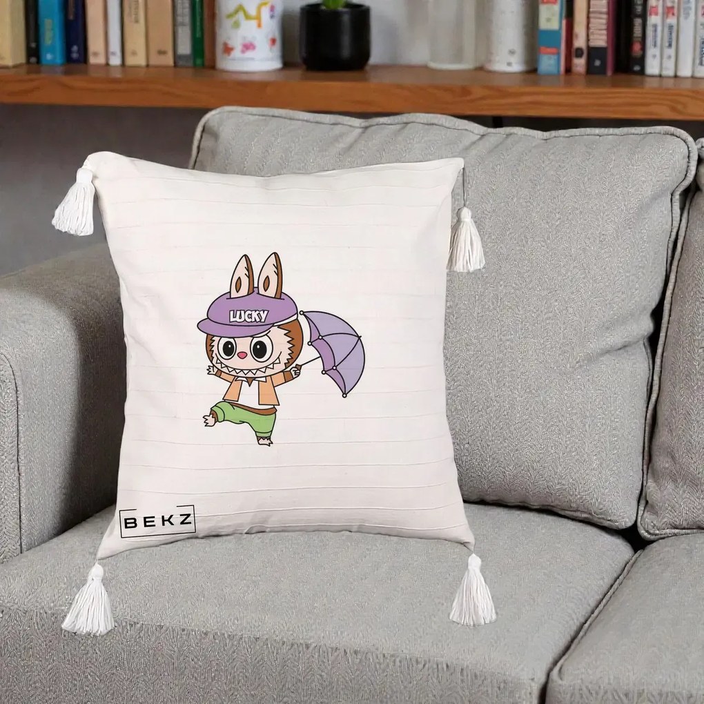 Perna Personalizata Labubu Lucky cu Umbrela, 40x40 cm, Bej cu Franjuri, Husa Detasabila, Perna Inclusa, BEKZ®