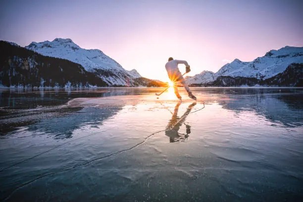 Fotografie Ice hockey player skating on frozen, Roberto Moiola / Sysaworld