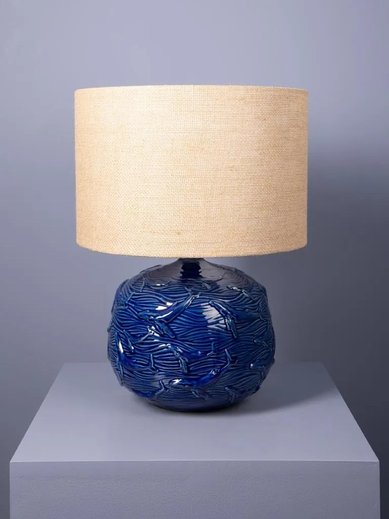 Lampă de masă din iută naturală, cu structură din ceramică albastră, finisaj lucios, 51×38 cm, „Azula"