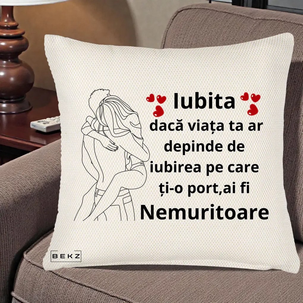 Cadou pentru Iubita - Perna Personalizata Iubita Nemuritoare cu Cuplu Line-Art si Inimi Rosii, 40x40 cm, Crem Reliefat, Husa Detasabila, Perna Inclusa, BEKZ®
