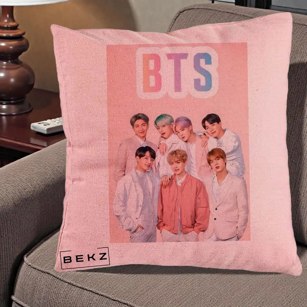 Perna Personalizata K-pop BTS Foto Grup cu BTS si Fond Roz Pastel, 40x40 cm, Roz, Husa Detasabila, Perna Inclusa, BEKZ®