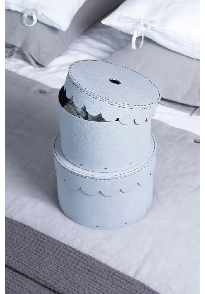 Cutii de depozitare gri-deschis 2 buc. din carton cu capac ø 26x17,5 cm Wilma – Bigso Box of Sweden