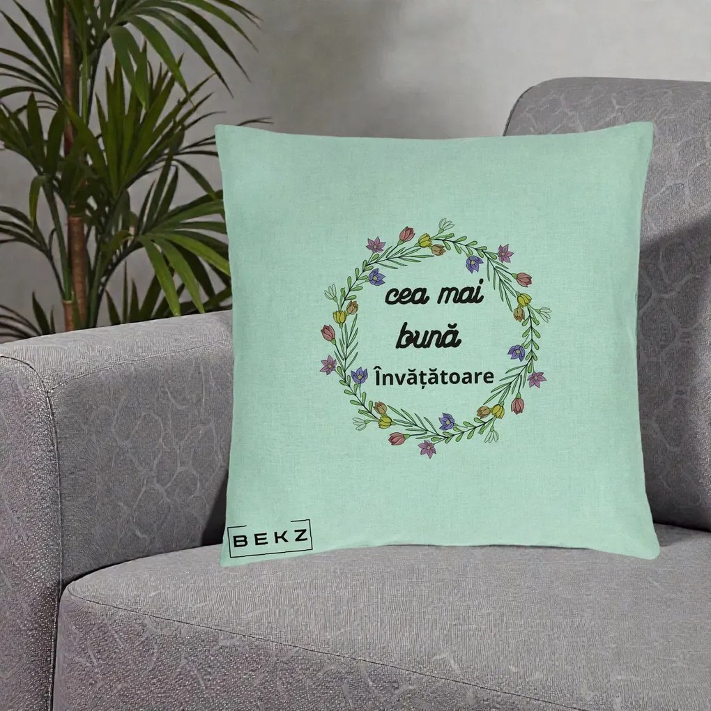 Cadou pentru Invatatoare - Perna Personalizata Cea mai Buna Invatatore cu Coronita Florala Colorata, 40x40 cm, Verde Menta, Husa Detasabila, Perna Inclusa, BEKZ®