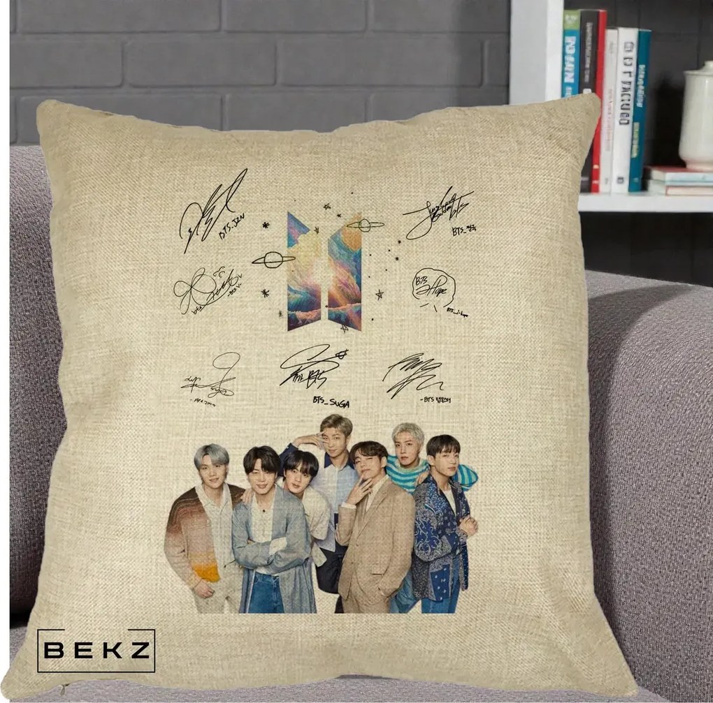 Perna Personalizata K-pop BTS Autografe Toti Membrii Fotografie, 40x40 cm, Crem, Husa Detasabila, Perna Inclusa, BEKZ®