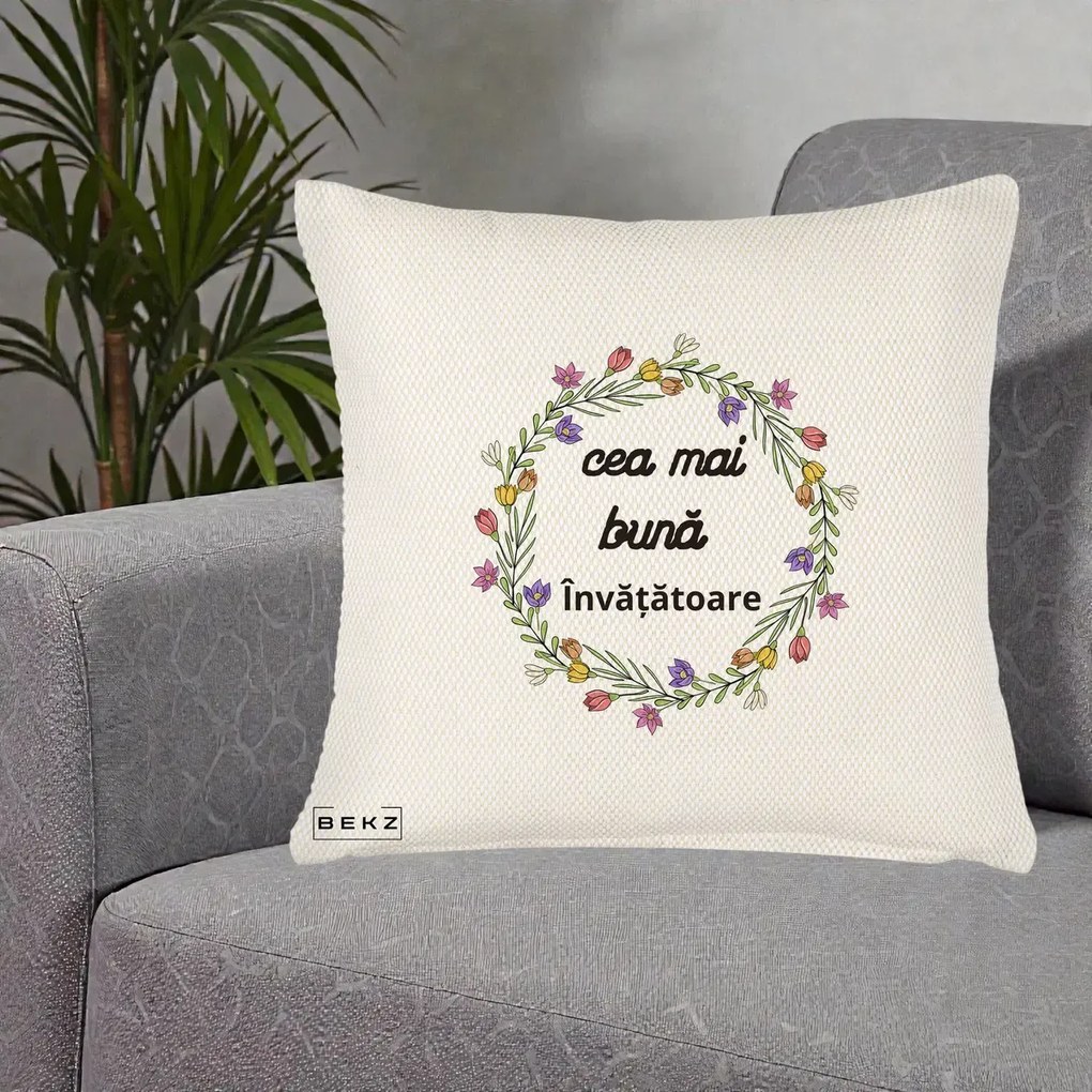 Cadou pentru Invatatoare - Perna Personalizata Cea mai Buna Invatatore cu Coronita Florala Colorata, 40x40 cm, Crem Reliefat, Husa Detasabila, Perna Inclusa, BEKZ®