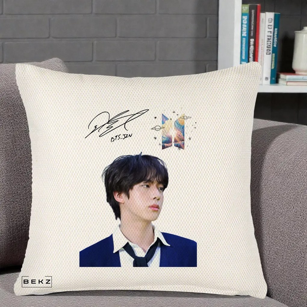 Perna Personalizata K-pop BTS Jin Portret Tinuta Albastra Autograf, 40x40 cm, Crem Reliefat, Husa Detasabila, Perna Inclusa, BEKZ®