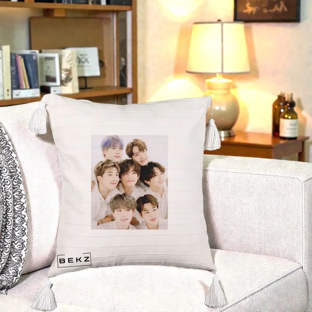 Perna Personalizata K-pop BTS Foto Grup Fete Albe, 40x40 cm, Bej cu Franjuri, Husa Detasabila, Perna Inclusa, BEKZ®