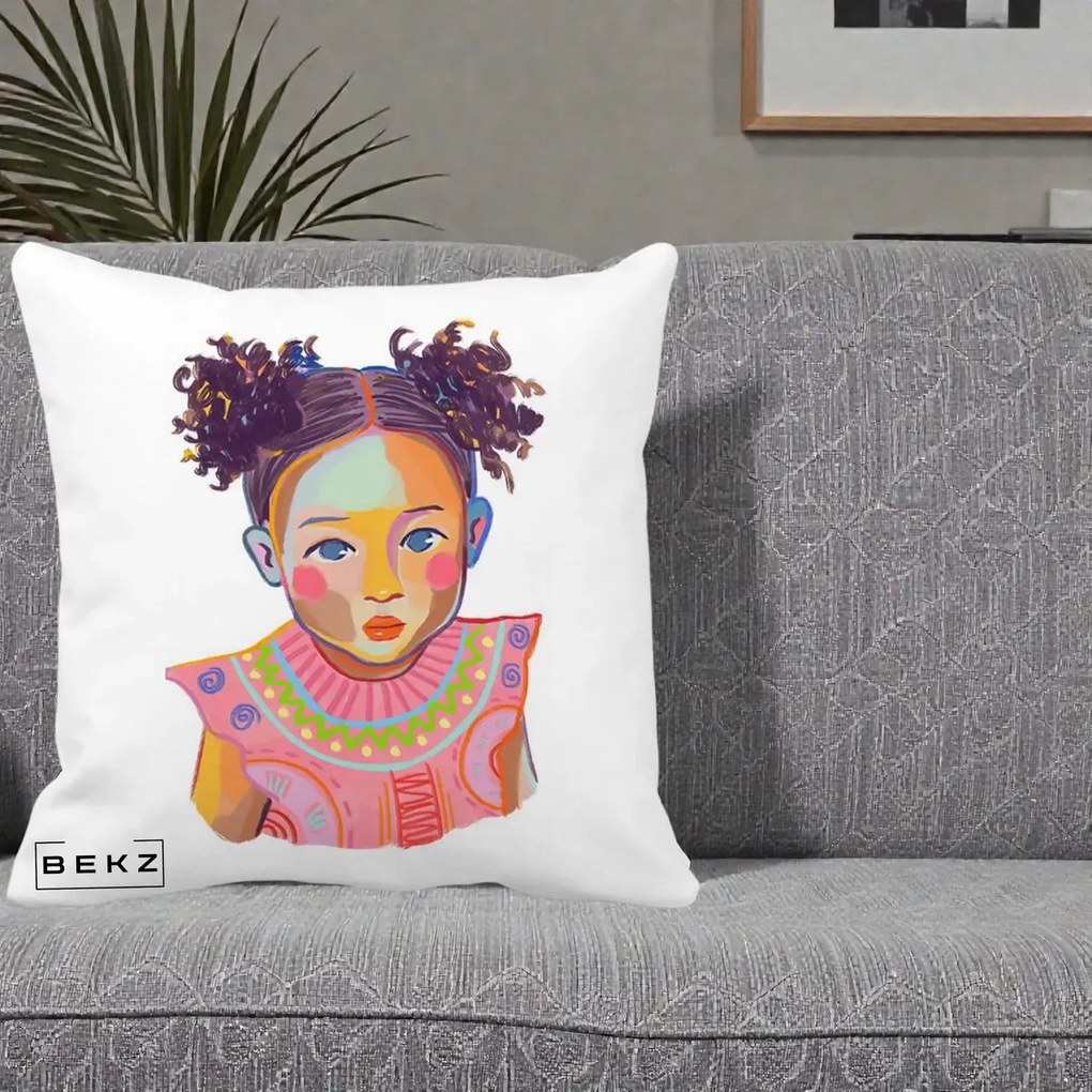 Perna Decorativa Fetita Vesela Portret Colorat, 40x40 cm, Alba Mata, Husa Detasabila, Perna Inclusa, BEKZ®