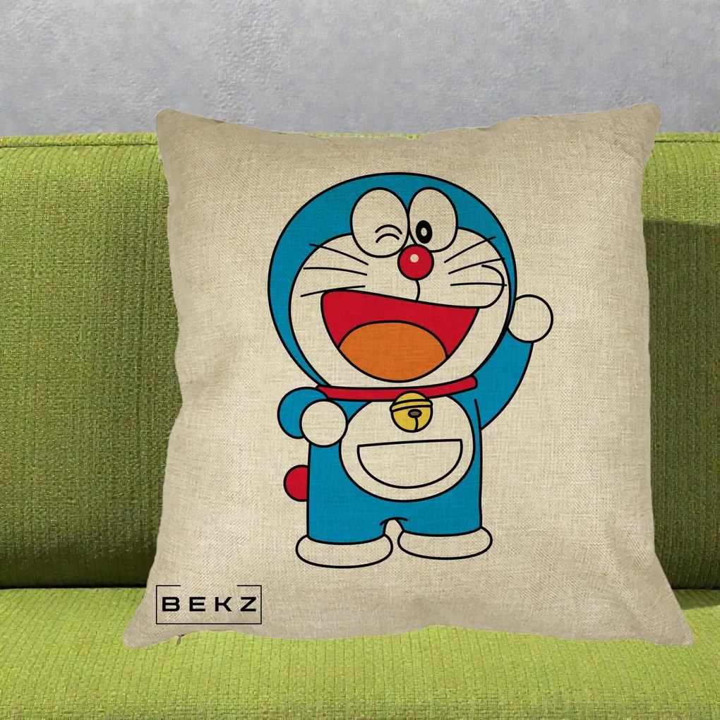 Perna Personalizata Doraemon Salutand, 40x40 cm, Crem, Husa Detasabila, Perna Inclusa, BEKZ®