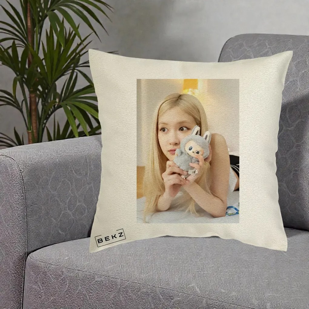 Perna Personalizata K-pop BLACKPINK Rose cu Papusa Iepure, 40x40 cm, Ecru, Husa Detasabila, Perna Inclusa, BEKZ®
