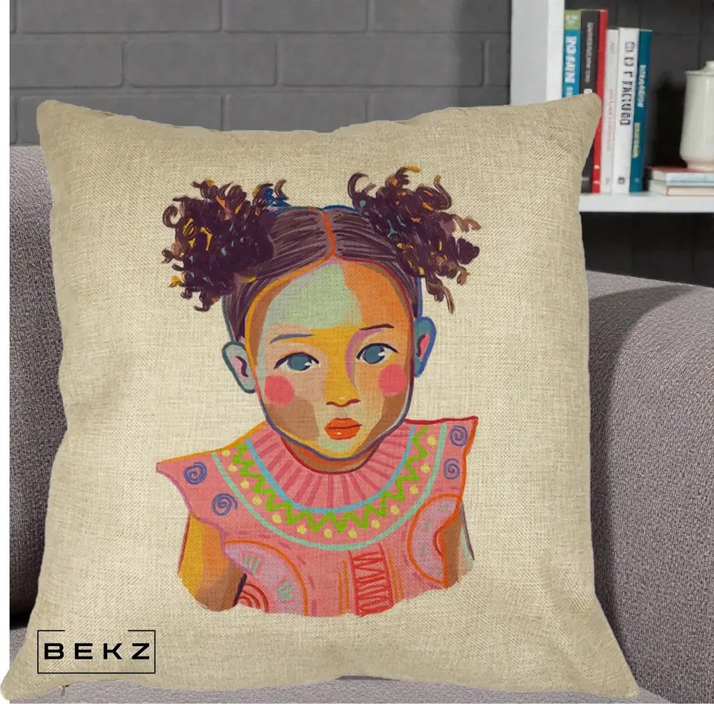 Perna Decorativa Fetita Vesela Portret Colorat, 40x40 cm, Crem, Husa Detasabila, Perna Inclusa, BEKZ®