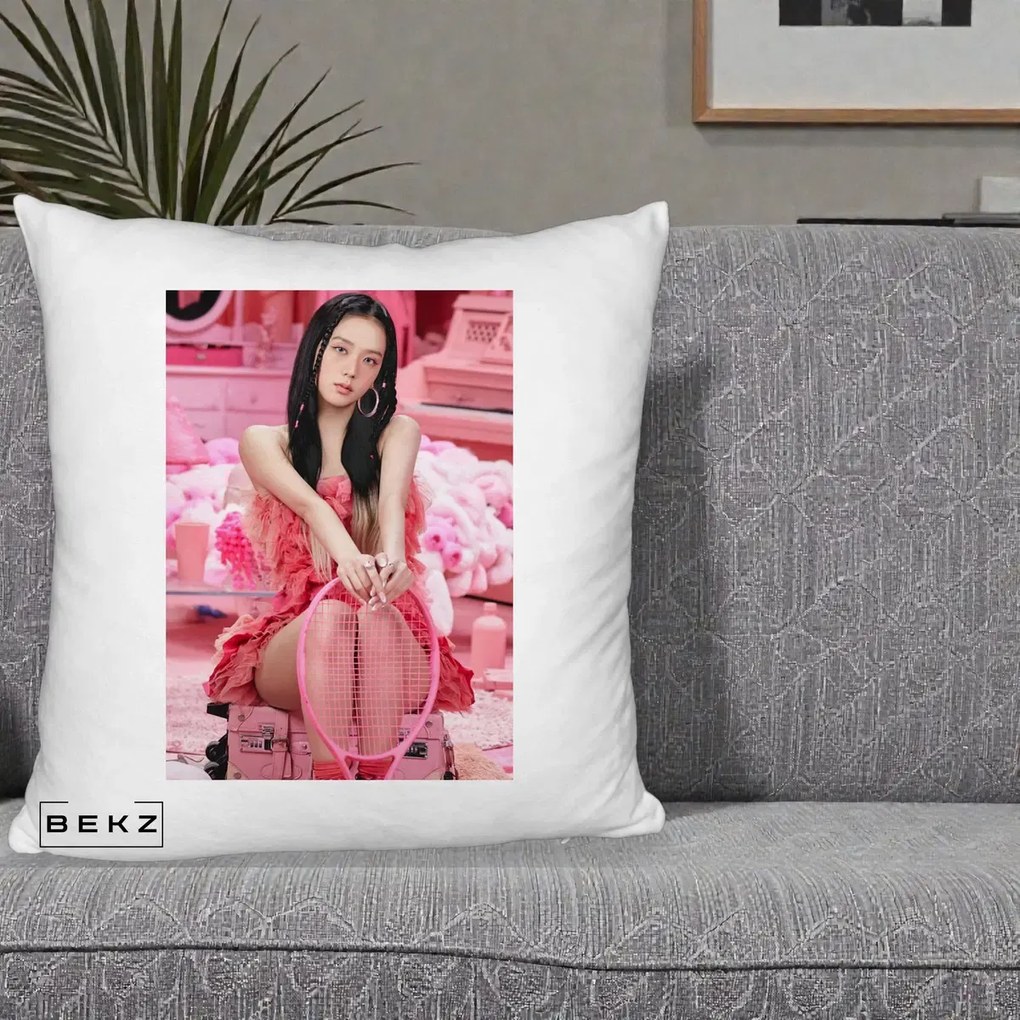 Perna Personalizata K-pop BLACKPINK Jisoo Pink Room, 40x40 cm, Alb Pufos, Husa Detasabila, Perna Inclusa, BEKZ®