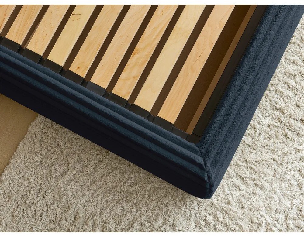 Pat matrimonial albastru închis tapițat cu spațiu de depozitare cu somieră 180x200 cm Jade – Bobochic Paris