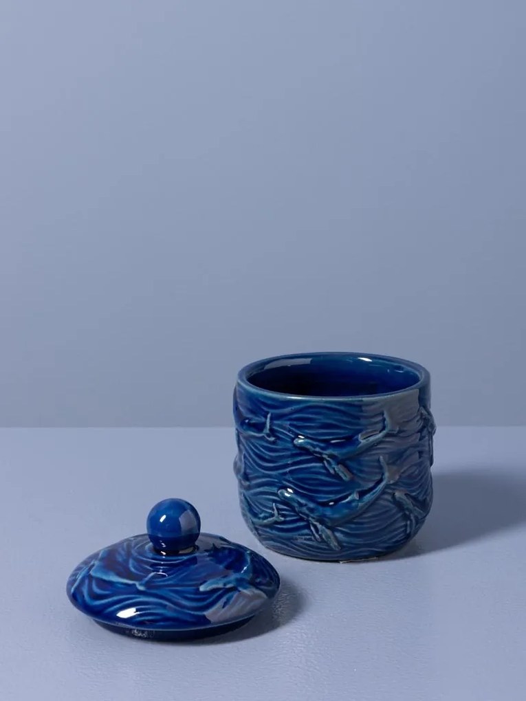 Cutie decorativă din ceramică artizanală cu motive marine sculptate în relief, formă cilindrică cu capac, albastru, finisaj lucios, 12,5×10 cm,