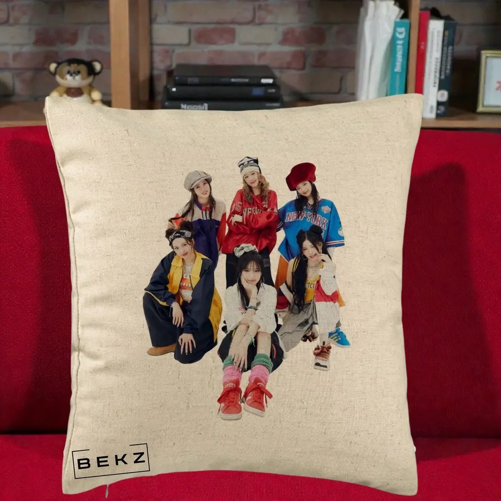 Perna Personalizata Grup K-pop Fete Streetwear Foto, 40x40 cm, Bej, Husa Detasabila, Perna Inclusa, BEKZ®