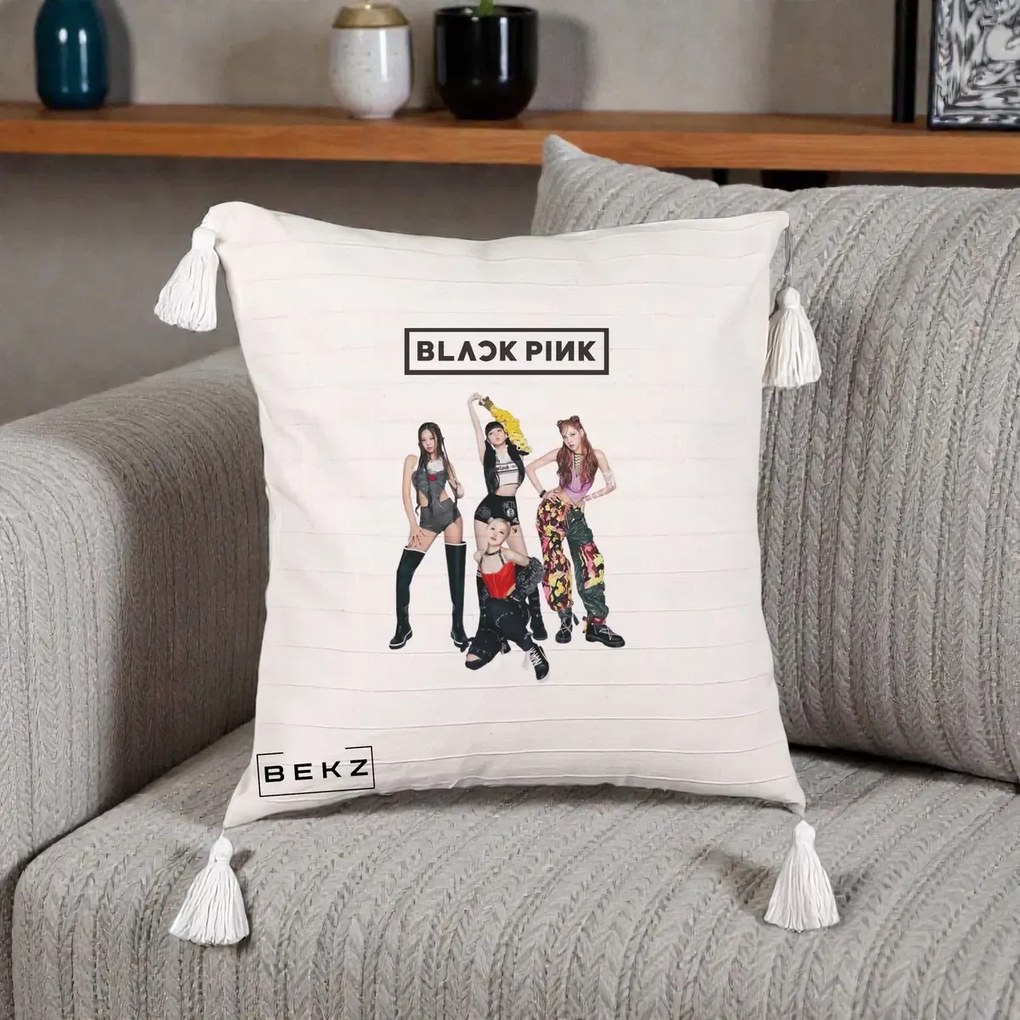 Perna Personalizata K-pop BLACKPINK Fotografie de Grup, 40x40 cm, Bej cu Franjuri, Husa Detasabila, Perna Inclusa, BEKZ®