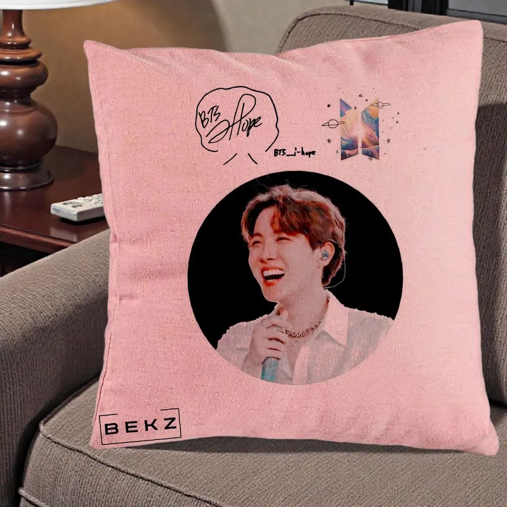 Perna Personalizata K-pop BTS J-Hope Portret cu Autograf, 40x40 cm, Roz, Husa Detasabila, Perna Inclusa, BEKZ®