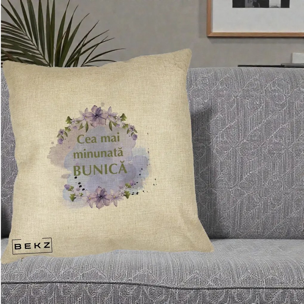 Cadou pentru Bunica - Perna Personalizata Cea Mai Minunata Bunica Flori Mov Acuarela Verde, 40x40 cm, Crem, Husa Detasabila, Perna Inclusa, BEKZ®