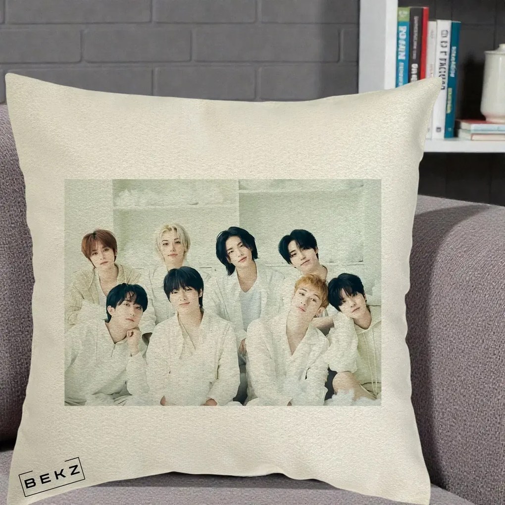 Perna Personalizata K-pop Stray Kids Foto Grup Alb All-White cu 8 Membrii, 40x40 cm, Ecru, Husa Detasabila, Perna Inclusa, BEKZ®