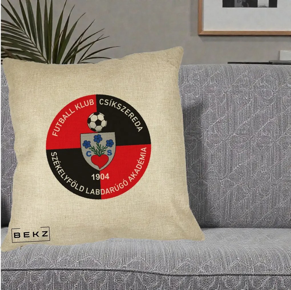 Perna Personalizata FK Csikszereda 1904 Fotbal, 40x40 cm, Crem, Husa Detasabila, Perna Inclusa, BEKZ®