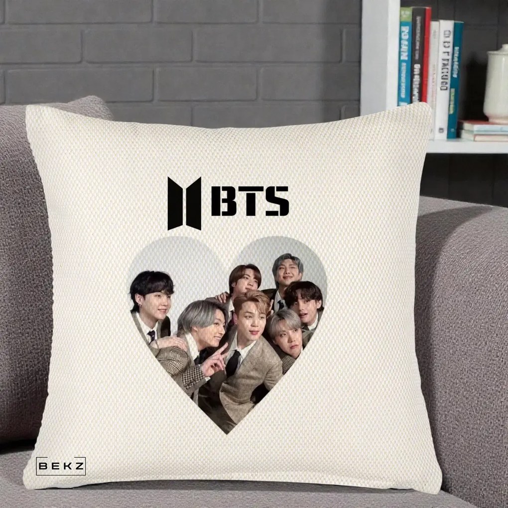 Perna Personalizata K-pop BTS Grup Fotografie in Inima, 40x40 cm, Crem Reliefat, Husa Detasabila, Perna Inclusa, BEKZ®