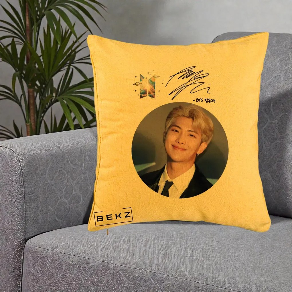 Perna Personalizata K-pop BTS RM Namjoon Portret Cerc cu Autograf, 40x40 cm, Galben, Husa Detasabila, Perna Inclusa, BEKZ®