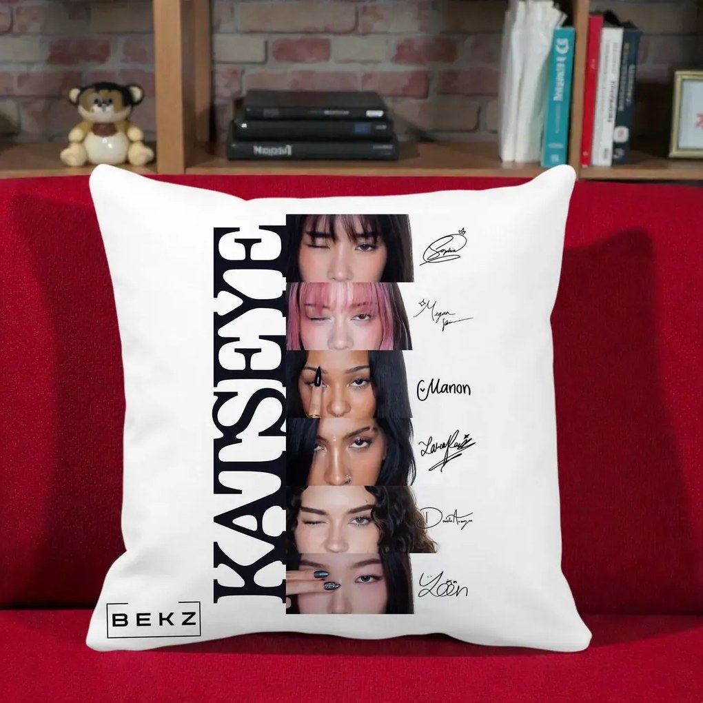 Perna Personalizata K-pop KATSEYE Semnaturi Membre Foto, 40x40 cm, Alba Mata, Husa Detasabila, Perna Inclusa, BEKZ®