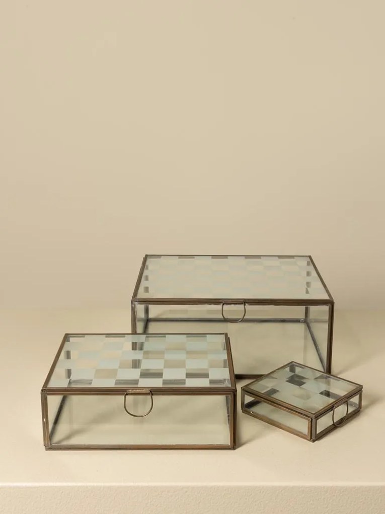 Set 3 cutii decorative din sticlă transparentă și metal auriu, capac cu balama și model în carouri mate, mâner inel, finisaj antichizat, 11 x 25 x 20