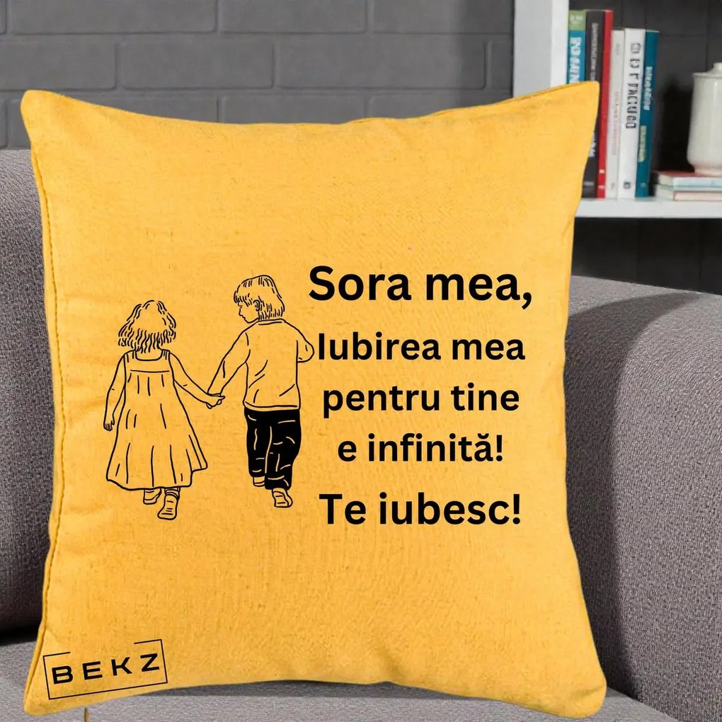 Cadou pentru Sora - Perna Personalizata Sora Mea Te Iubesc Copii Tinand Maini din Spate, 40x40 cm, Galben, Husa Detasabila, Perna Inclusa, BEKZ®