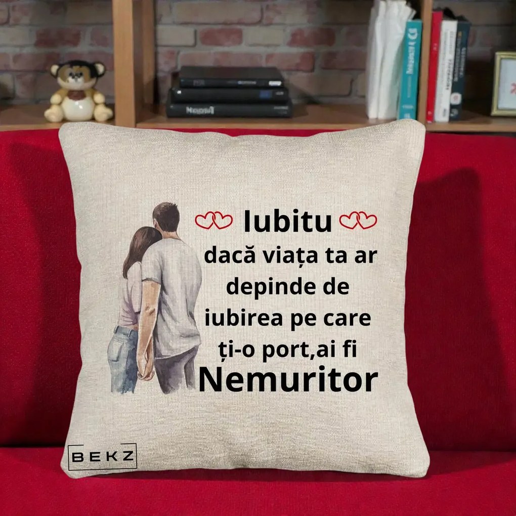 Cadou pentru Iubita - Perna Personalizata Iubitu Nemuritor cu Cuplu Acuarela si Inimi Rosii, 40x40 cm, Bej Canapea, Husa Detasabila, Perna Inclusa, BEKZ®