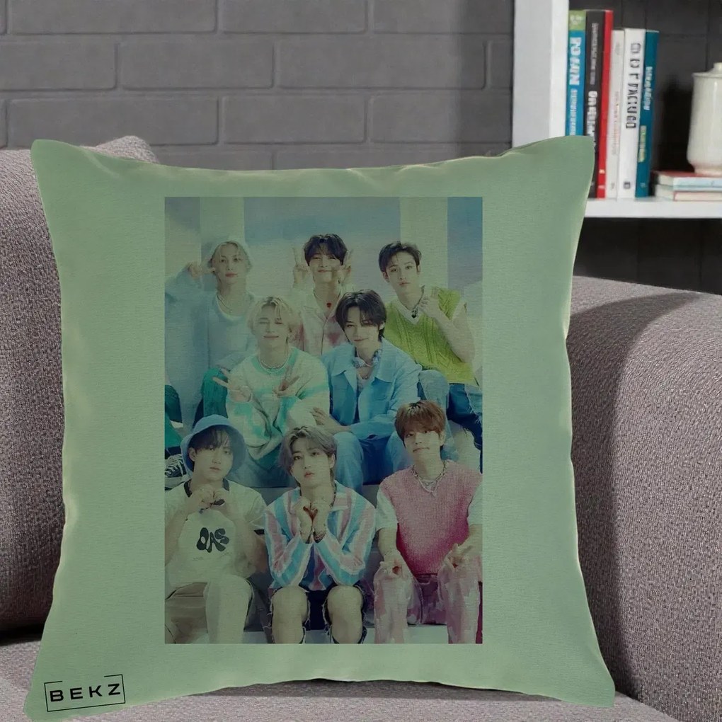 Perna Personalizata K-Pop Grup Foto Pasteluri cu 8 Artisti, 40x40 cm, Verde, Husa Detasabila, Perna Inclusa, BEKZ®