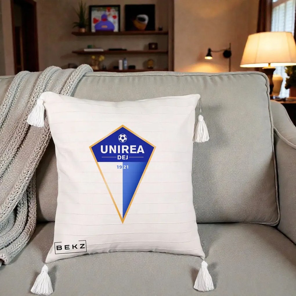 Perna Personalizata Unirea Dej 1921 Fotbal, 40x40 cm, Bej cu Franjuri, Husa Detasabila, Perna Inclusa, BEKZ®