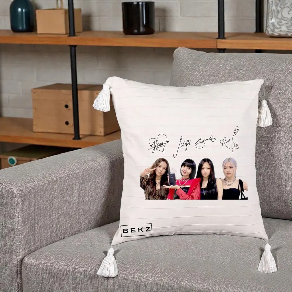 Perna Personalizata K-pop BLACKPINK Semnaturi, 40x40 cm, Bej cu Franjuri, Husa Detasabila, Perna Inclusa, BEKZ®