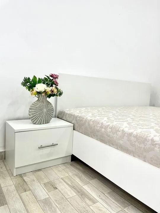 Dormitor Albania Alb cu Pat Matrimonial Alb si Saltea 160 cm x 200 cm , Dulap Usi Glisante Alb 150 cm x 200 cm si Noptiere Albe