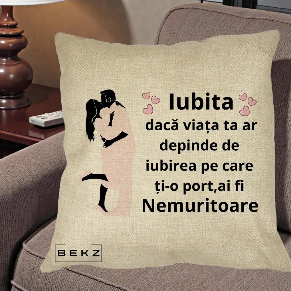 Cadou pentru Iubita - Perna Personalizata Iubita Nemuritoare cu Siluete de Cuplu, 40x40 cm, Crem, Husa Detasabila, Perna Inclusa, BEKZ®