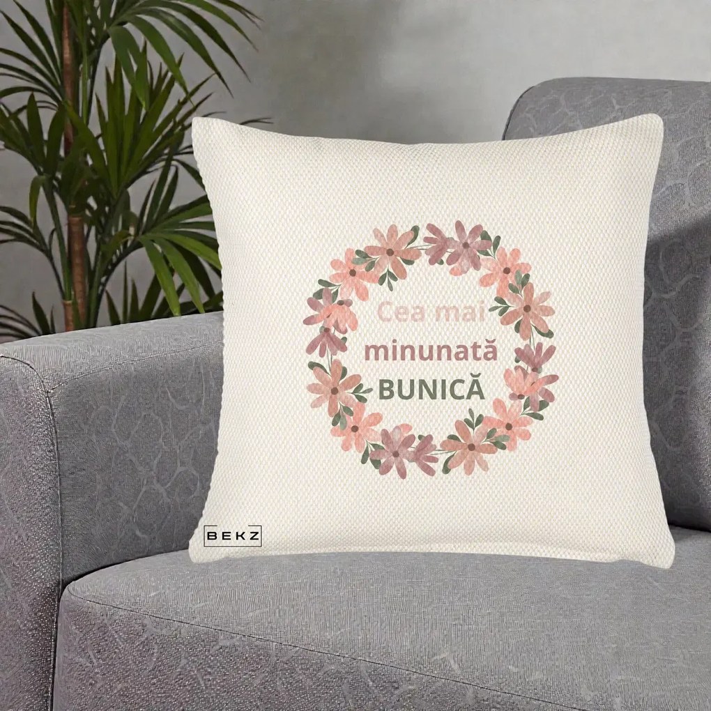 Cadou pentru Bunica - Perna Personalizata Cea Mai Minunata Bunica Coronita Flori Roz, 40x40 cm, Crem Reliefat, Husa Detasabila, Perna Inclusa, BEKZ®